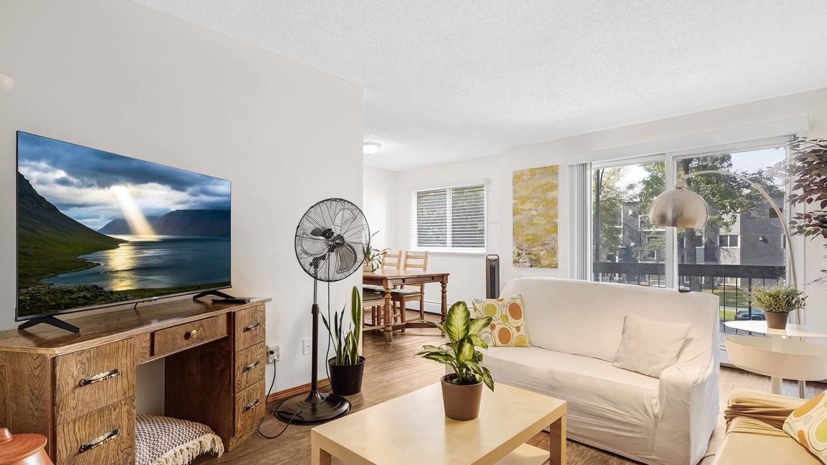West Edmonton Apartment | ✅2.8 km to ROGERS Place✅️ 4+ beds✅️124 Street Arts District✅️EXPO Centre✅️ Hosp