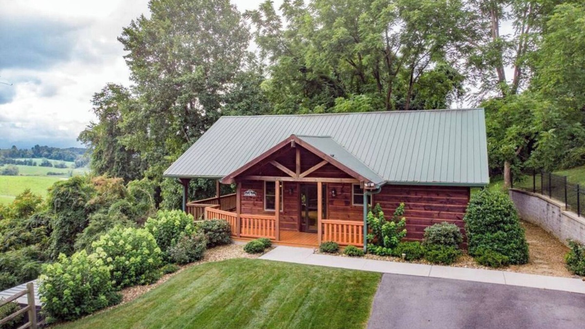 Emory Cabin | 2 Acres of pure paradise with amazing Mountain View’s! Minutes from Emory&Henry