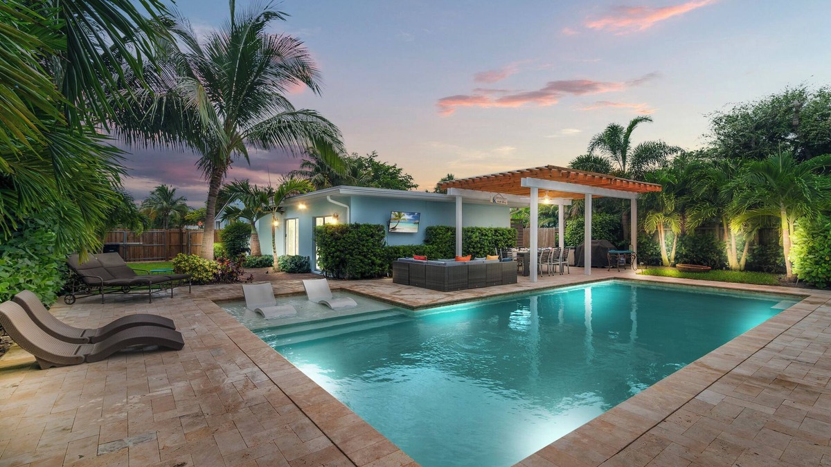 South Palm Park Neighborhood Association House | 2 Amazing Beaches in 1 mile Palm Oasis 4|4 w/POOL & Covered Outdoor Entertaining