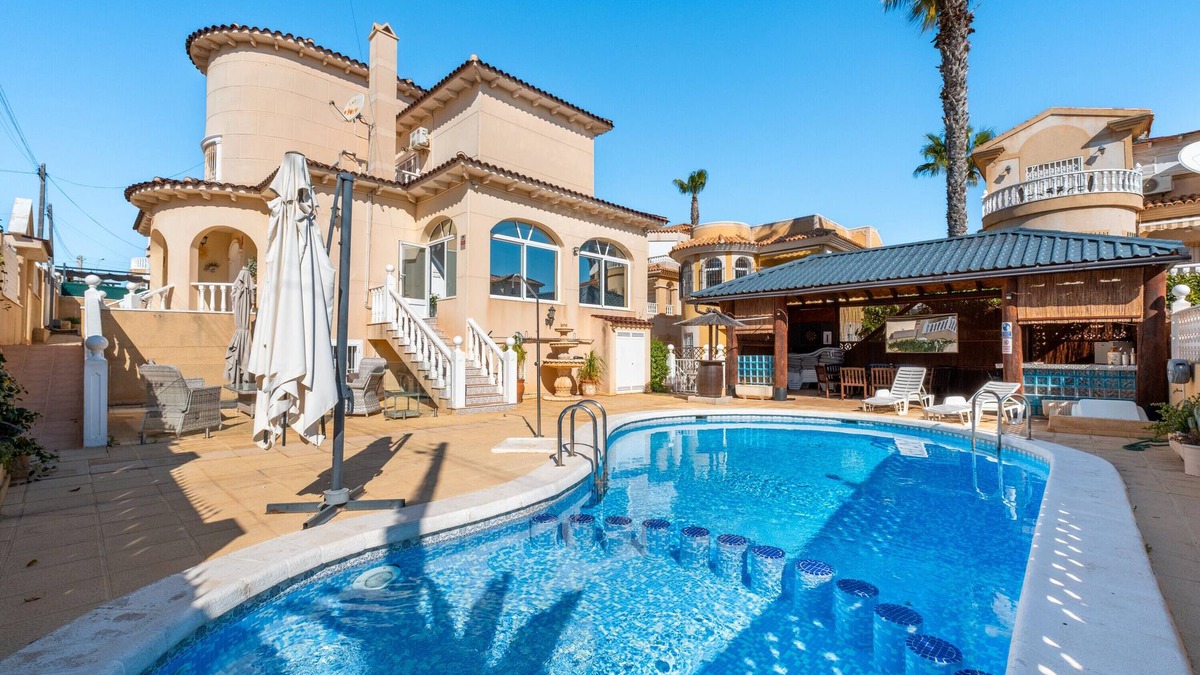 San Miguel de Salinas Villa | 2 Apartments in Villa "Sun and Happiness" with Pool, Terraces & Wi-Fi