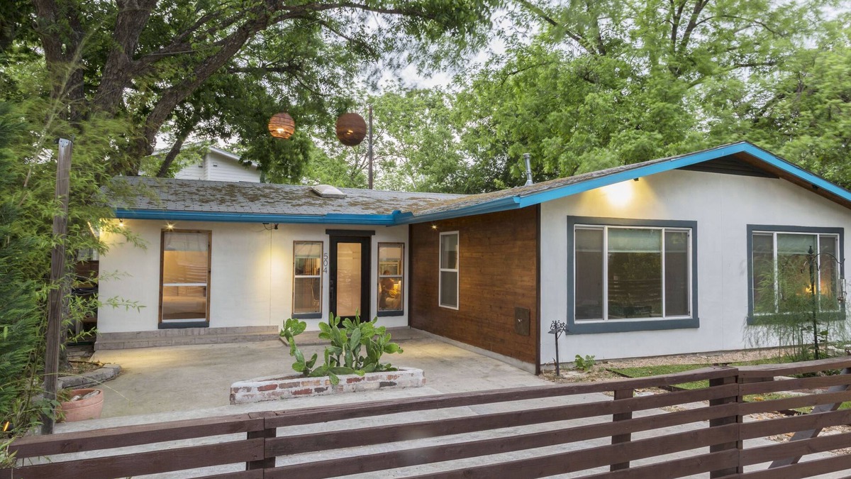 Dawson House | 2 BD/2 BA w home office AND separate work studio. Pet friendly!