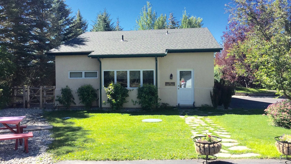 Hailey Cottage | 2 Bd. 2 Bath Charming Country Guest House close to ski slopes of Sun Valley