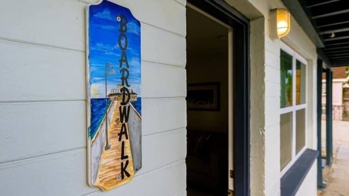 Smith's Memento Apartment | 2 Bd apt walking distance to Beach & Ocean Center