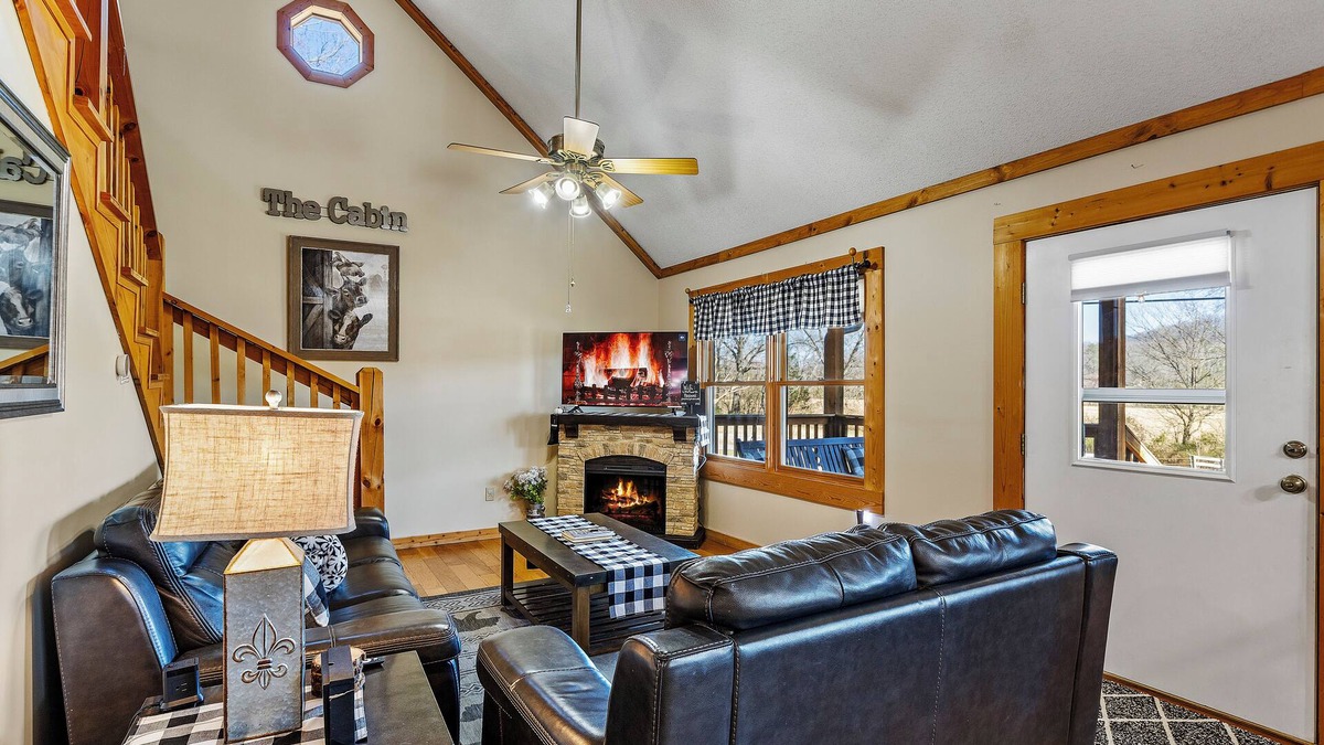 Knoxville Cabin | 2 bd Log Cabin, Hot tub, UTK/Neyland, Smokies, 16acres, FP, Arcade, Fishing