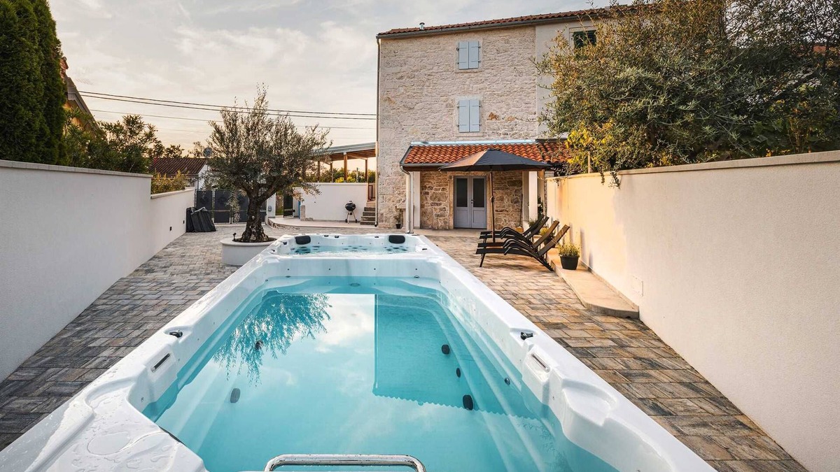 Baderna Villa | 2 BD villa with pool, jacuzzi for up to 4 people