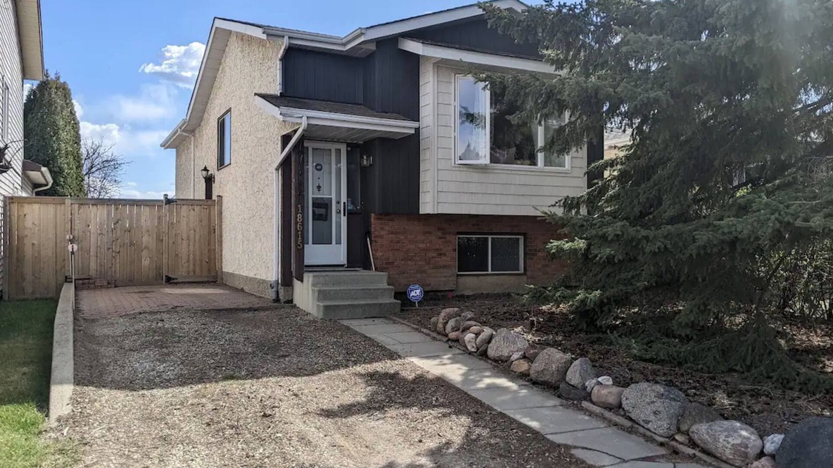 West Edmonton House | 2 BDRM Home - 10 min to WEM with private backyard. Pet friendly. Laundry Access.