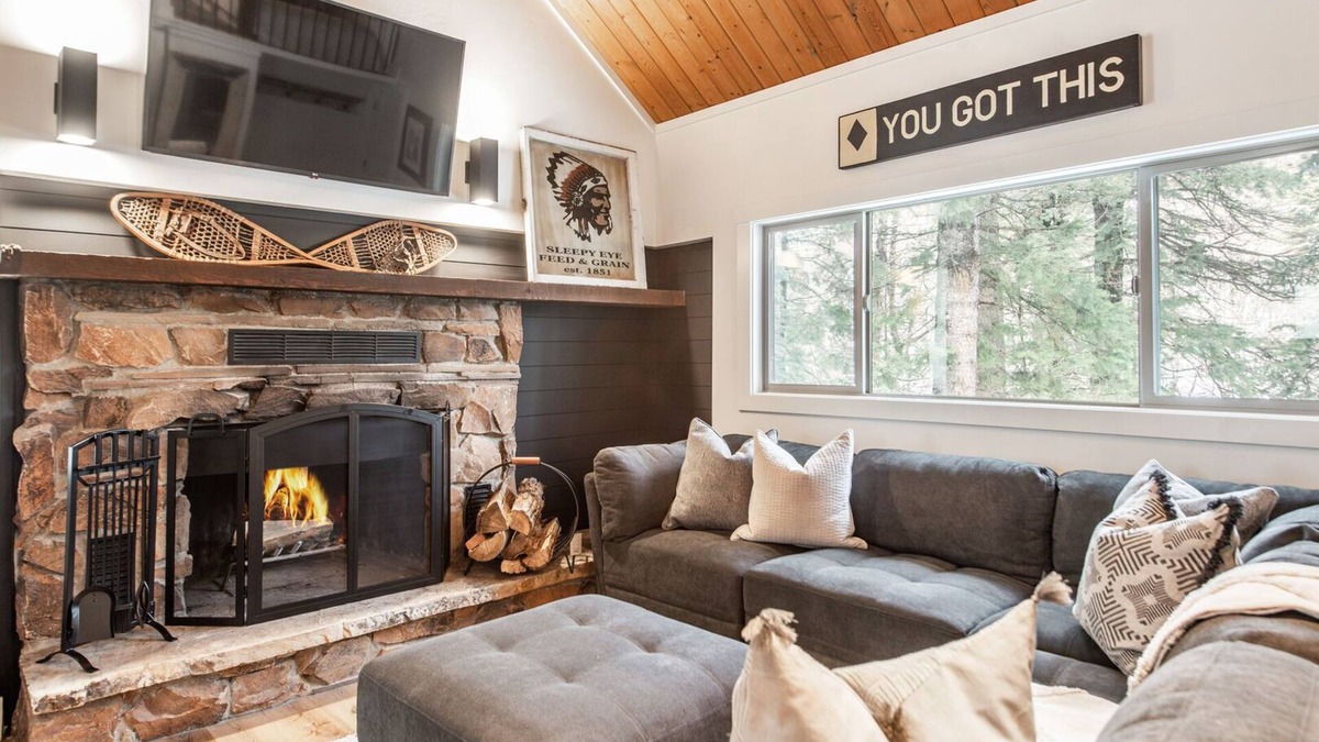Sundance Cabin | 2 Bdrm w/Loft Walk to Ski Run Hot Tub Fireplace