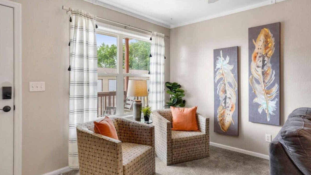 Pueblo House | 2 bed 2.5 bath close to shopping, restaurants and more