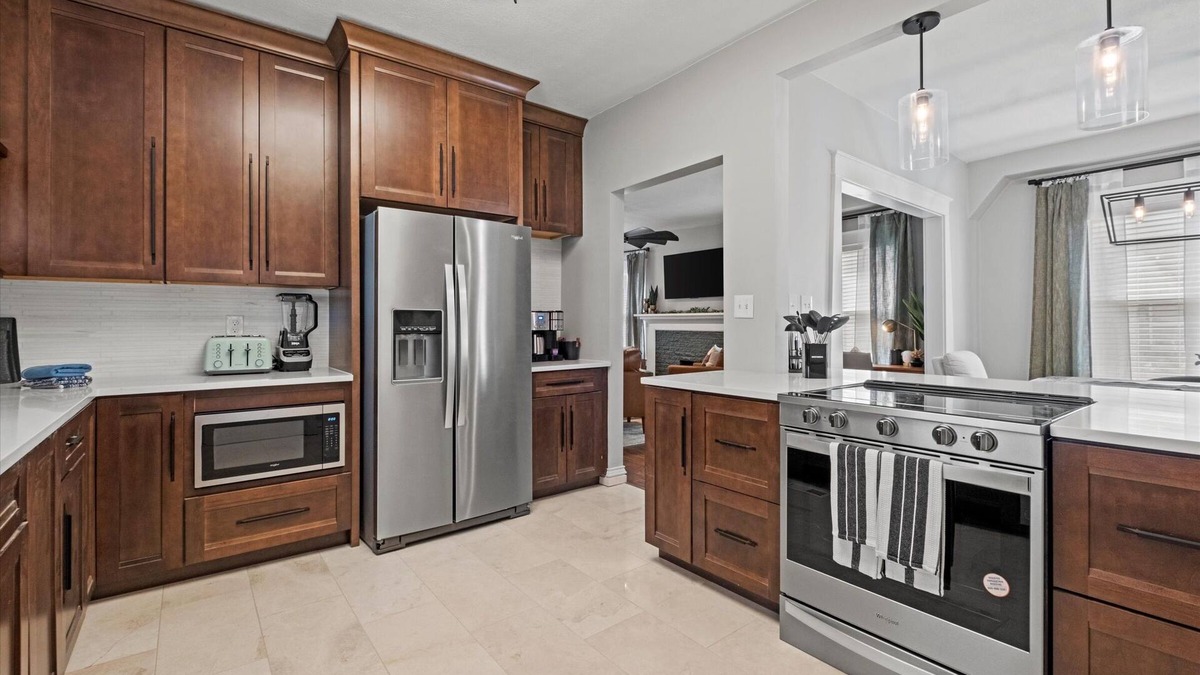 South Hyde Park House | 2 Bed/2.5 Bath + Walk to Streetcar/Nelson + Parking