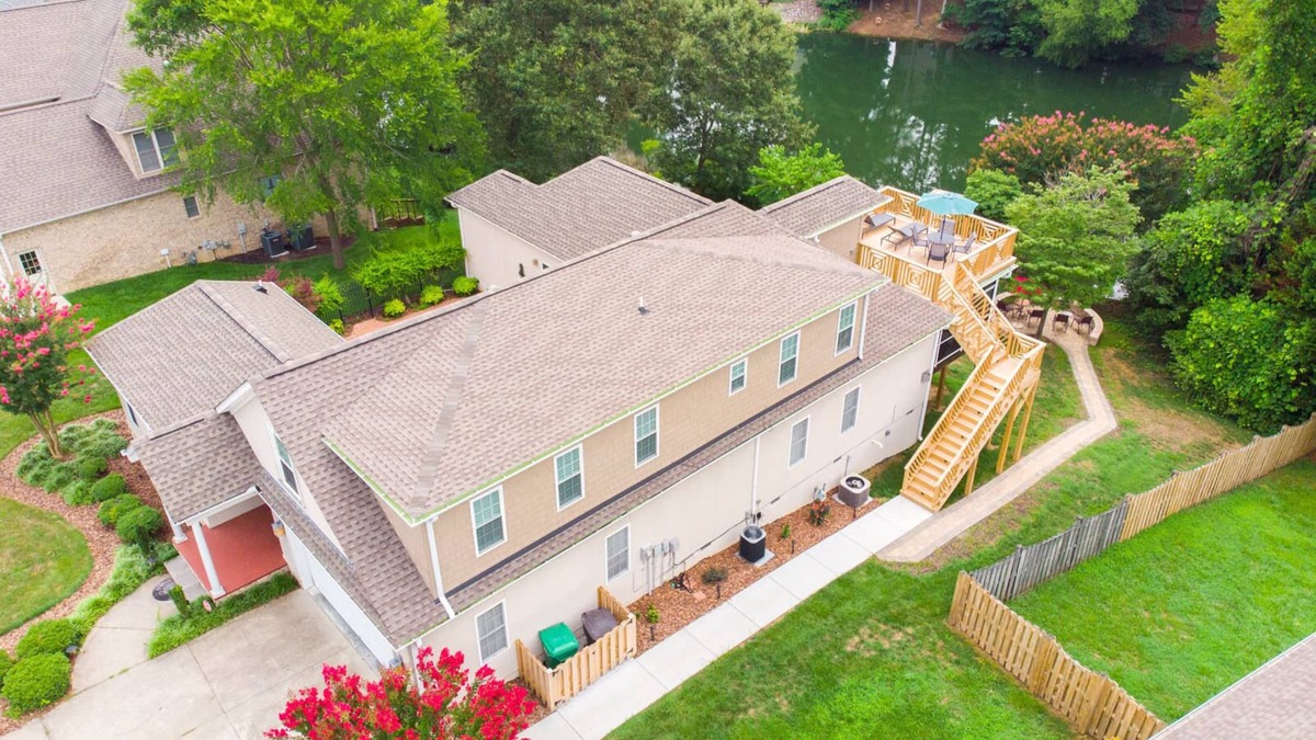 High Point House | 2 bed/2 bath with LR, DR, Kitchen, Laundry & Deck. Parties are not allowed.