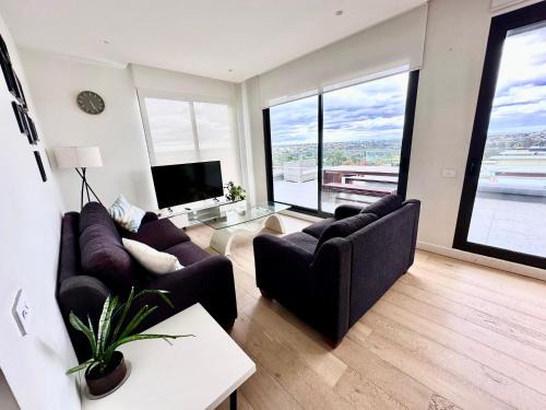 Maribyrnong Apartment | 2 Bed 2 Bathroom Penthouse With Amazing Balcony & City Views - Across From Highpoint