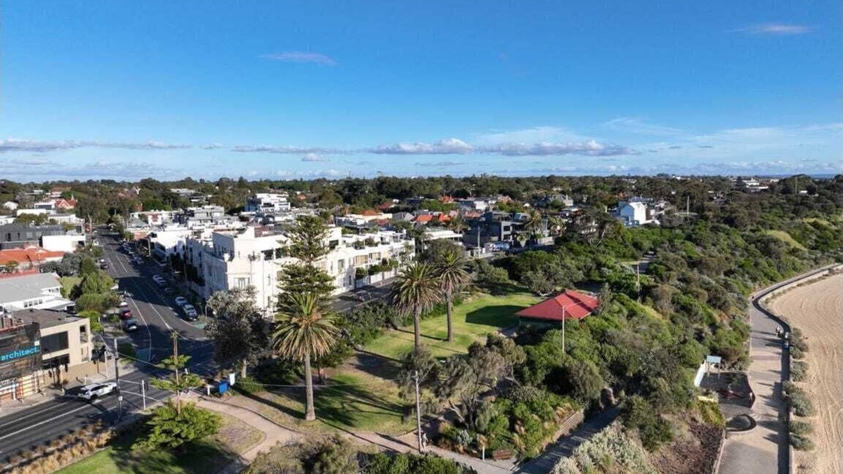 Hampton Condo | 2 bed apartment for up to 6 people in awesome beachside Hampton