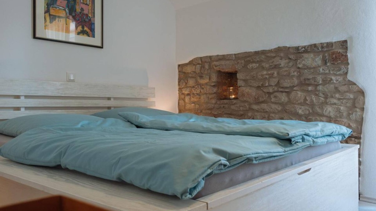 Pelm Apartment | 2-bed apartment no. 2, shower/WC, living room/bedroom - Ferienwohnungen Maijeschhof