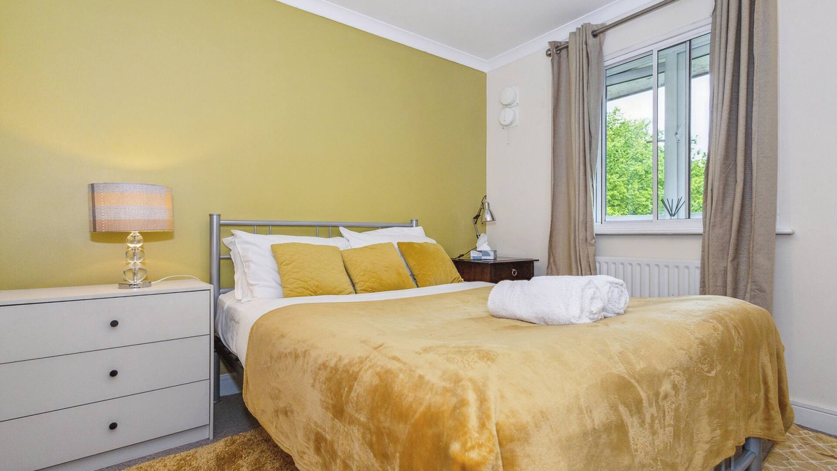 Hatfield Apartment | 2 Bed Apartment - Sleeps 5 - Pets - Parking - Wifi