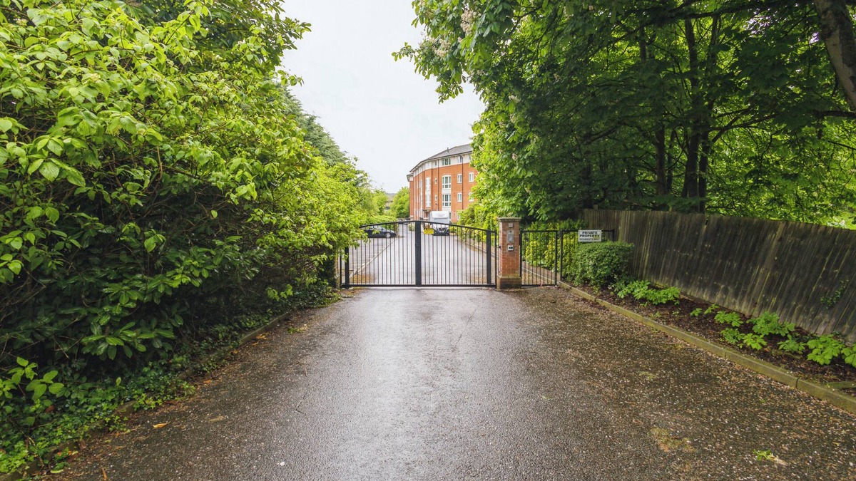 Hatfield Apartment | 2 Bed Apartment - Sleeps 5 - Wifi - Parking - Pets
