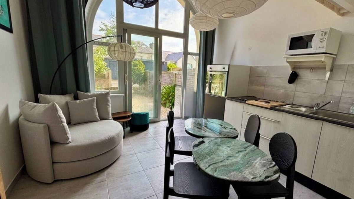 Carantec Apartment | 2-bed apartment with private terrace - 50m from beach and GR34. Dogs welcome.