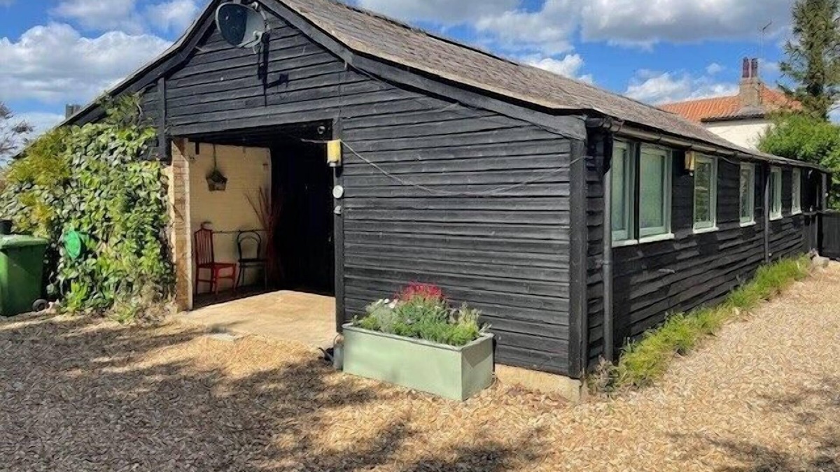 Stow Bardolph House | 2 Bed Barn - Sleeps 4 - Pets - Parking - Wifi
