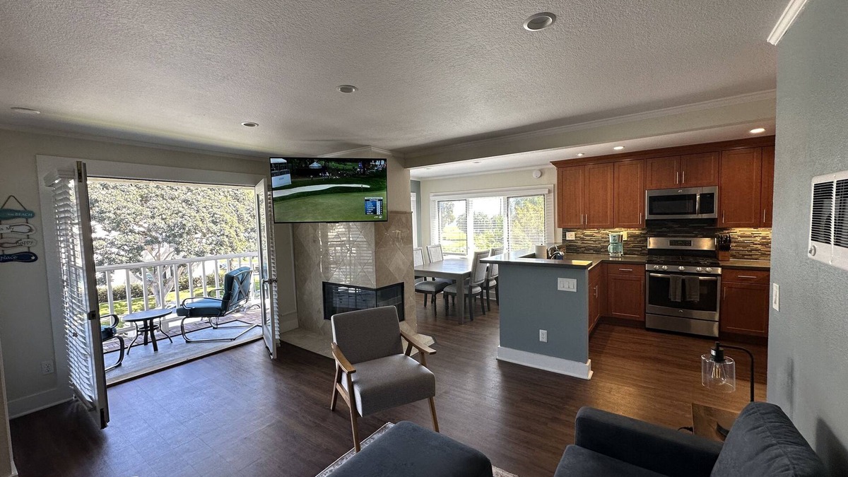 Crown Point Condo | 2 Bed Condo Steps From the Bay w/ Balcony