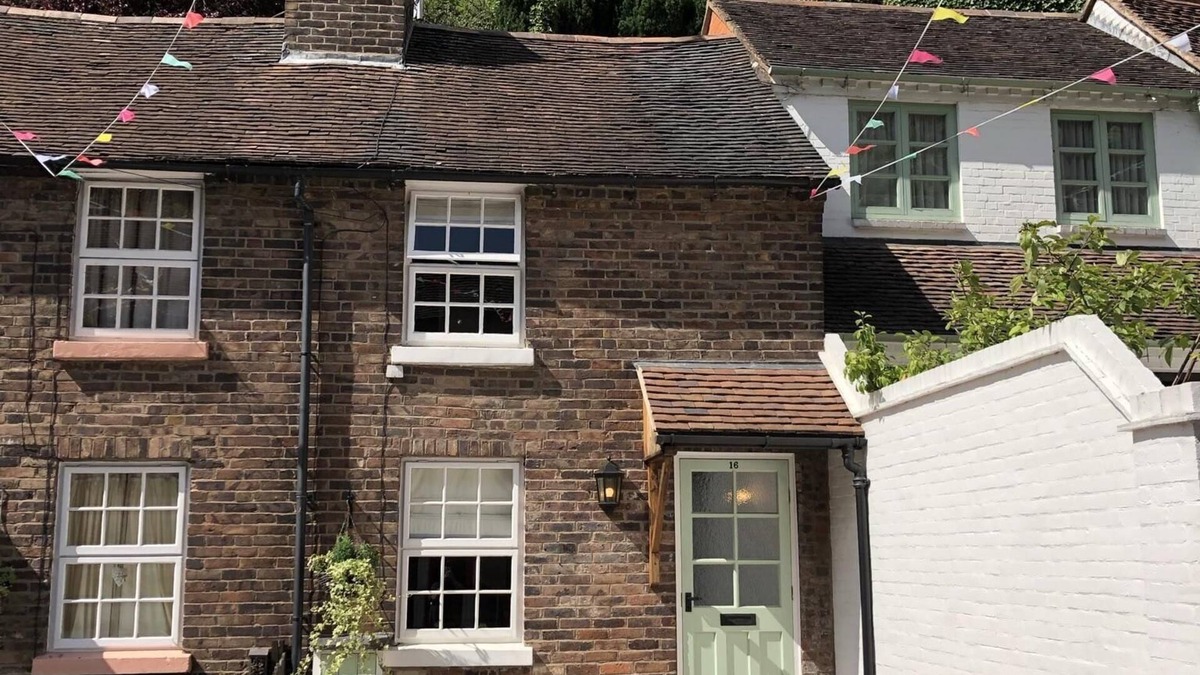 Bridgnorth Cottage | 2 Bed Cottage - Sleeps 4 - Parking - Wifi