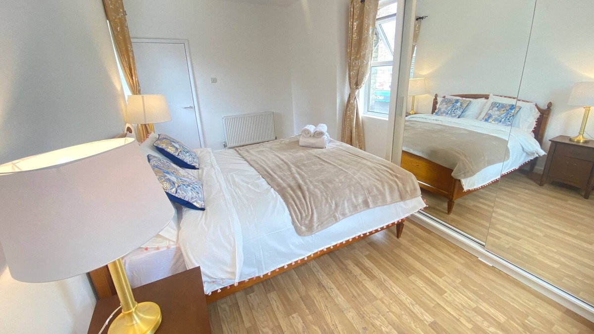 Wood Green Apartment | 2 Bed Flat - Sleeps 4 - Parking - Wifi