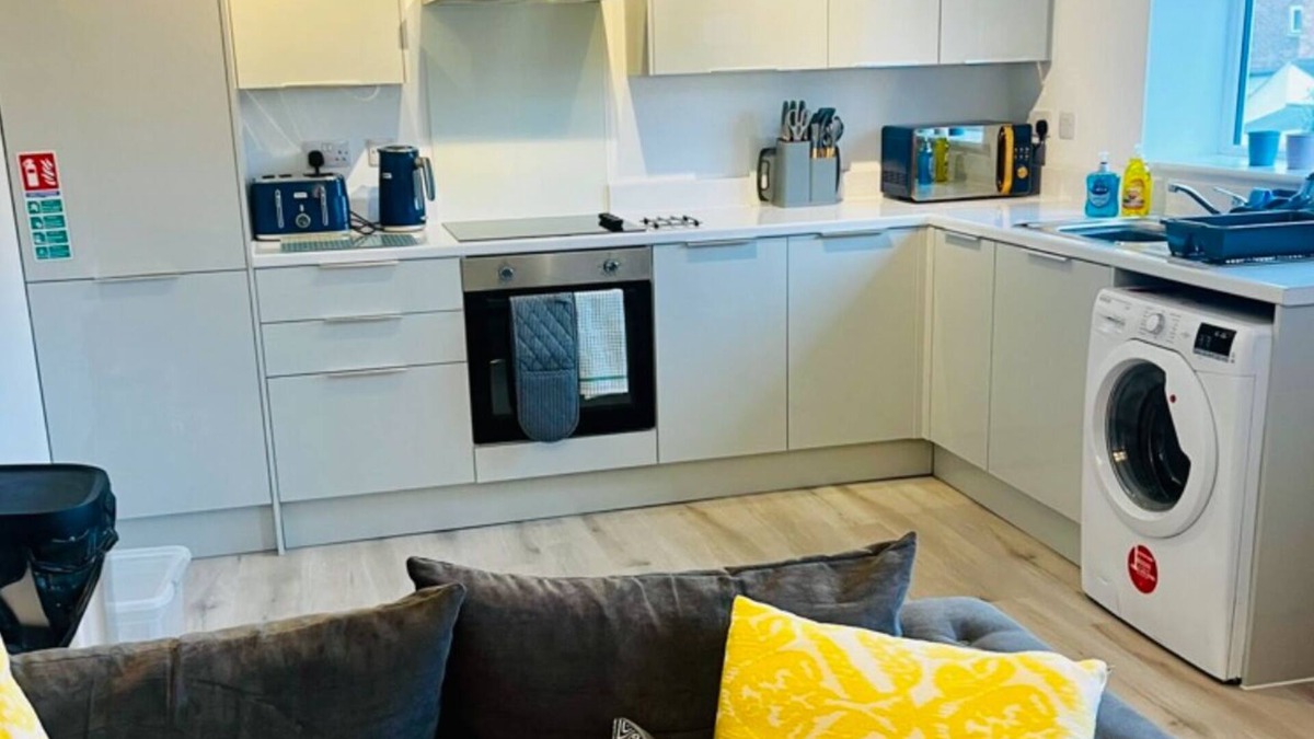 Long Eaton Apartment | 2 Bed Flat - Sleeps 8 - Pets - Garden - Parking