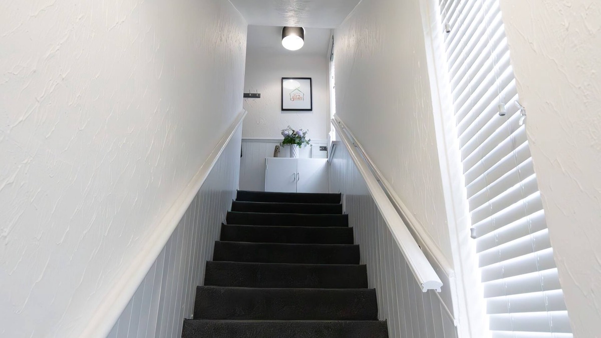 Wishaw Apartment | 2-bed Flat, Wishaw, Free Parking, Family-friendly