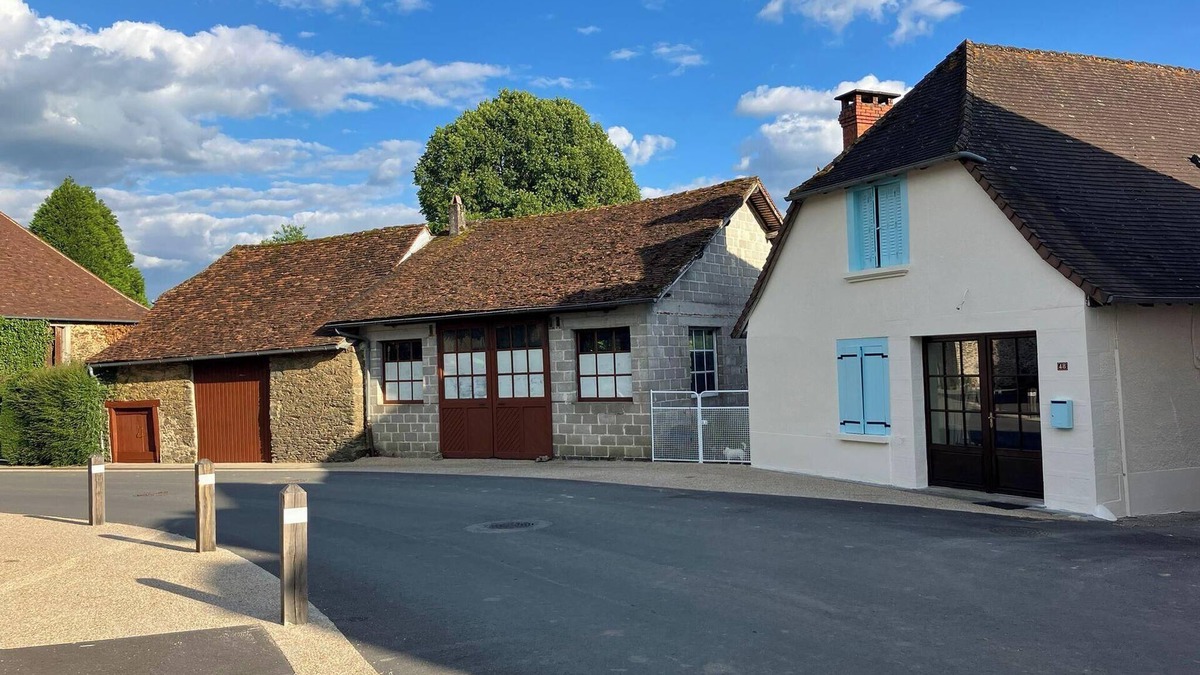 Saint-Cyr-les-Champagnes Cottage | 2 Bed Cottage-Sleeps 4-Garden-Fireplace-Pets