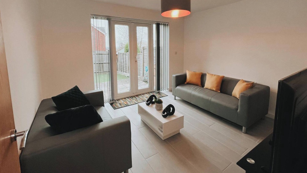 Oldbury House | 2 Bed House Sleeps 4 -Enclosed Garden & Parking