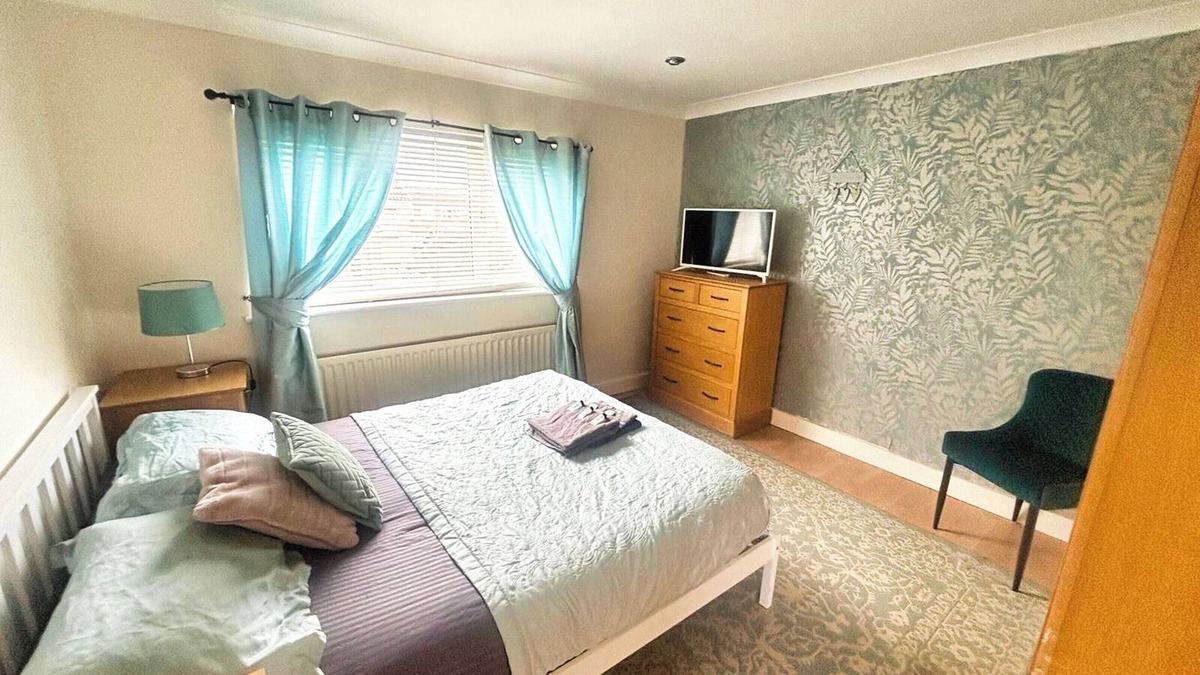 Kirk Sandall House | 2 Bed House - Sleeps 4 - Parking - Pets - Garden