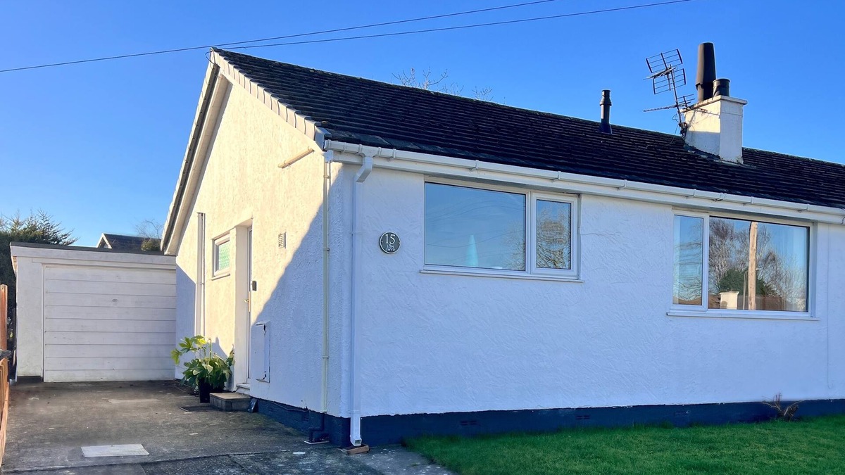 Pentraeth House | 2 Bed House - Sleeps 4 - Pets - Garden - Parking