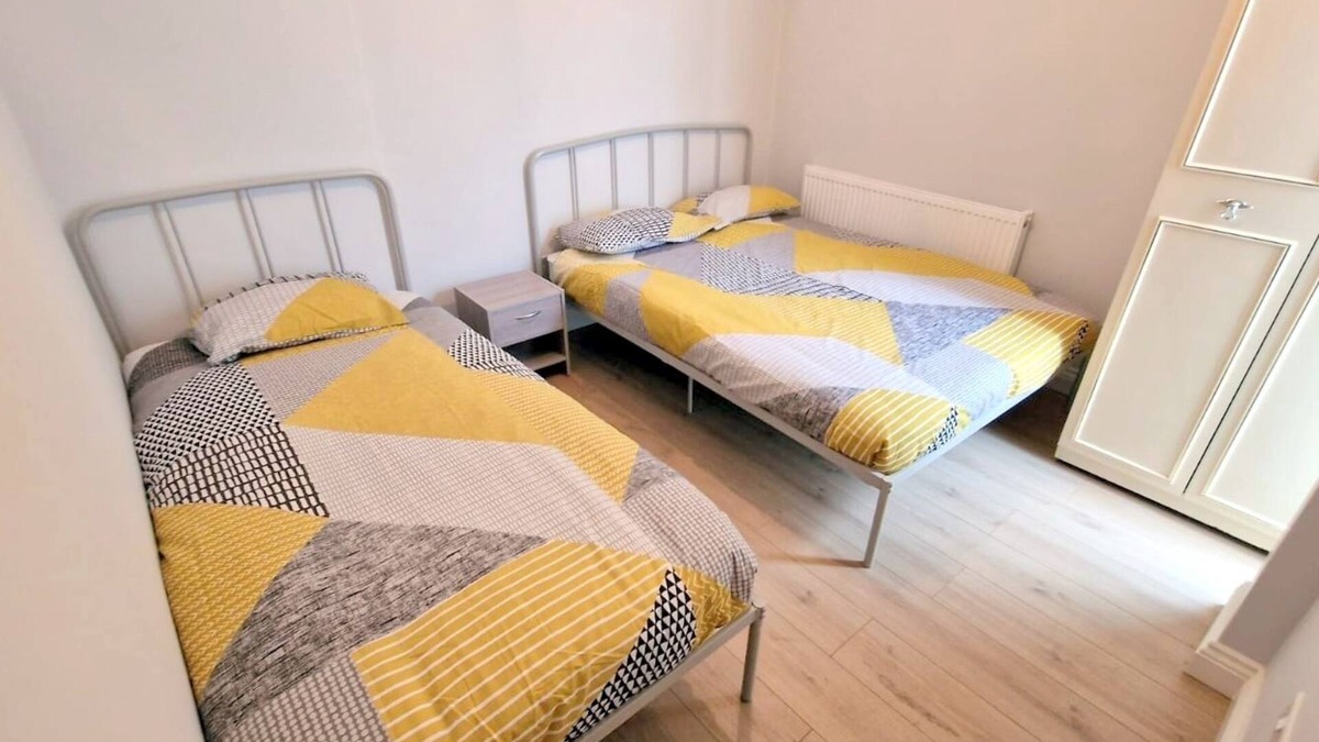 Sutton Central House | 2-Bed House - Sleeps 5 & Central Links