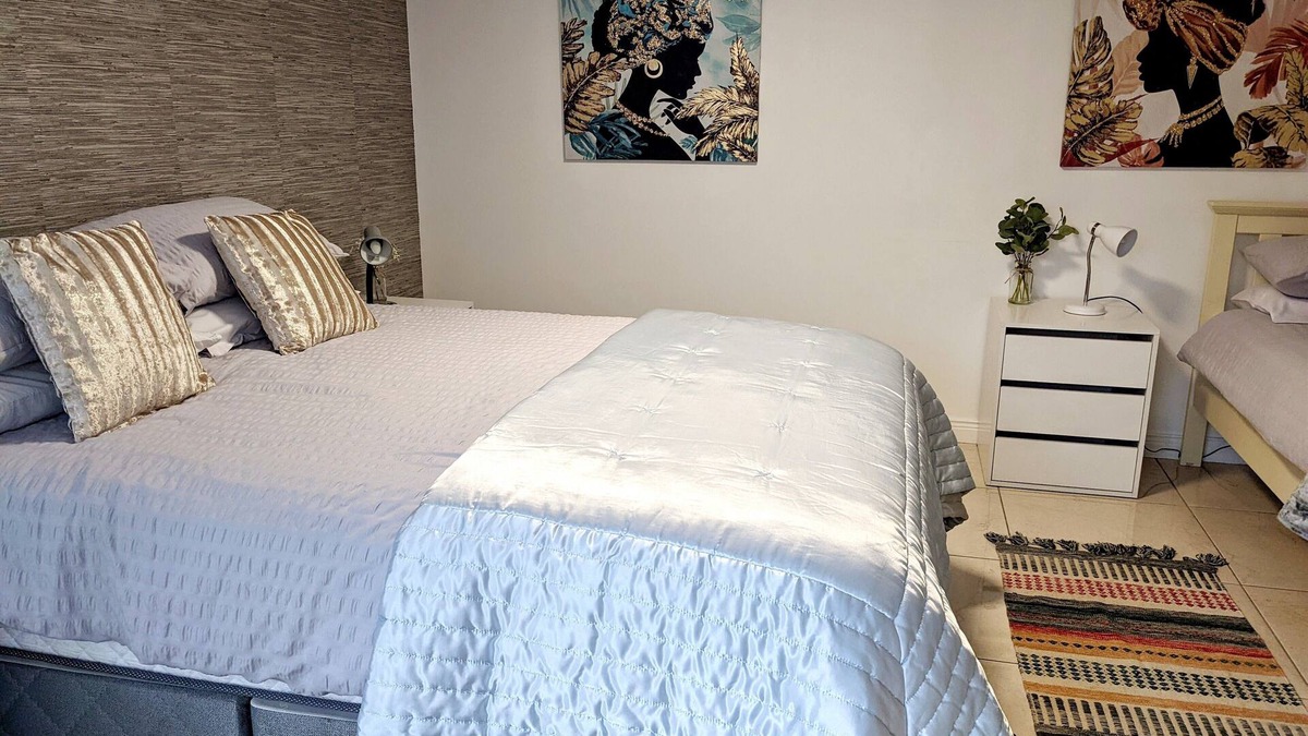 Rostrevor House | 2 Bed House - Sleeps 6 - Parking - Wifi