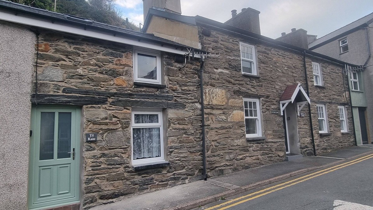 Tanygrisiau House | 2 Bed House - Sleeps 3 - Pets - Garden - Parking