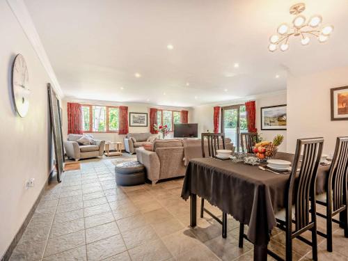 Burton House | 2 Bed in Christchurch 91999