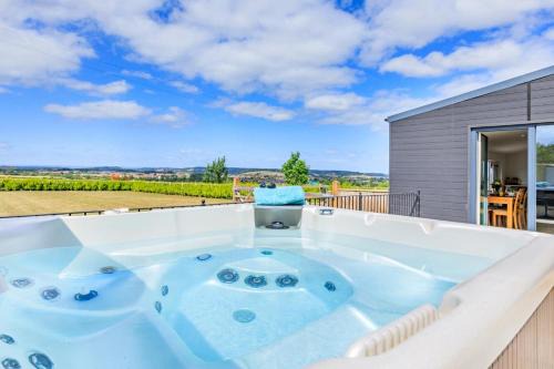 Somerton House | 2 Bed in Somerton oc-s32606