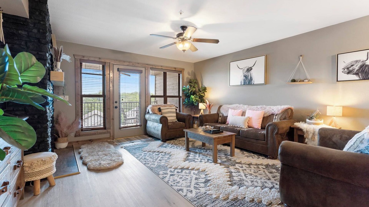 Indian Point Condo | 2 bed lake condo, Resort Amenities, Ticket & Golf Discounts, just 2 minutes to Silver Dollar City