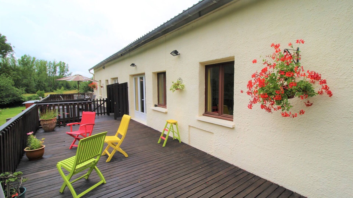 Cercoux House | 2 bed lakeside guest house with parking