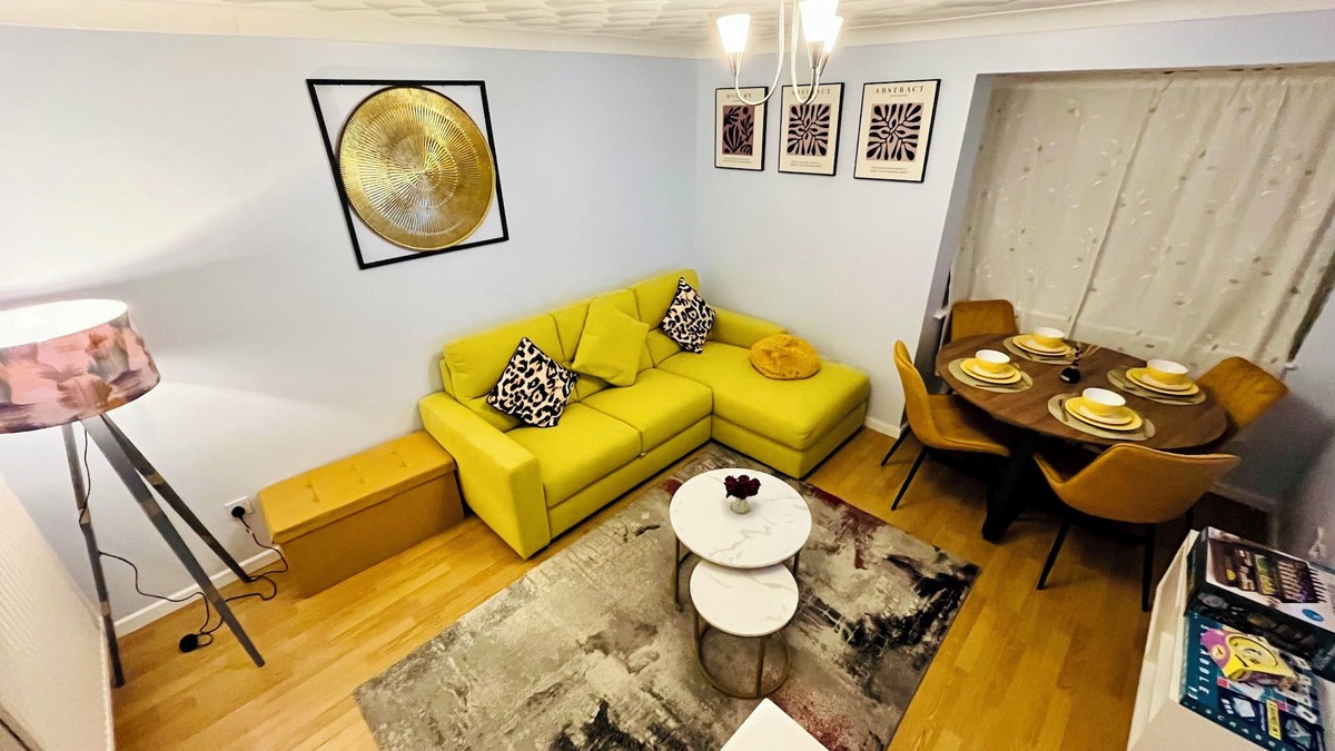 Luton Apartment | 2‑Bed Luxe Retreat near Leagrave Stn, L&D Hosp, LTN Airport & Whipsnade Zoo.