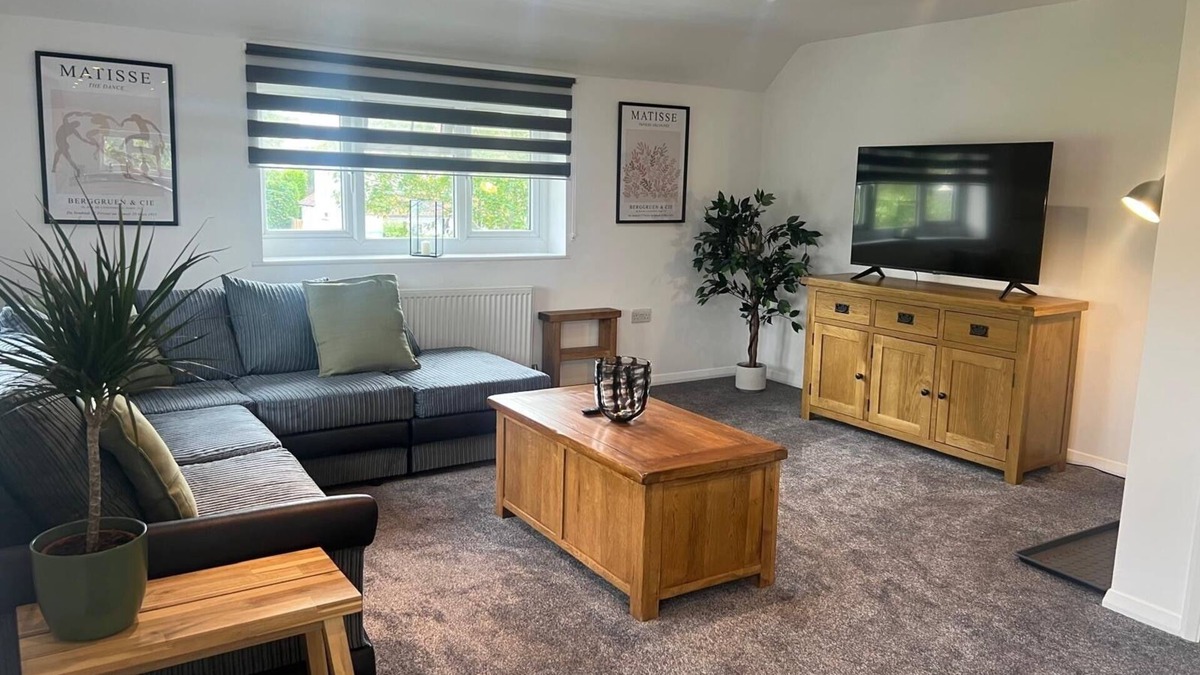 Horley Apartment | 2 Bed Near Gatwick with Parking