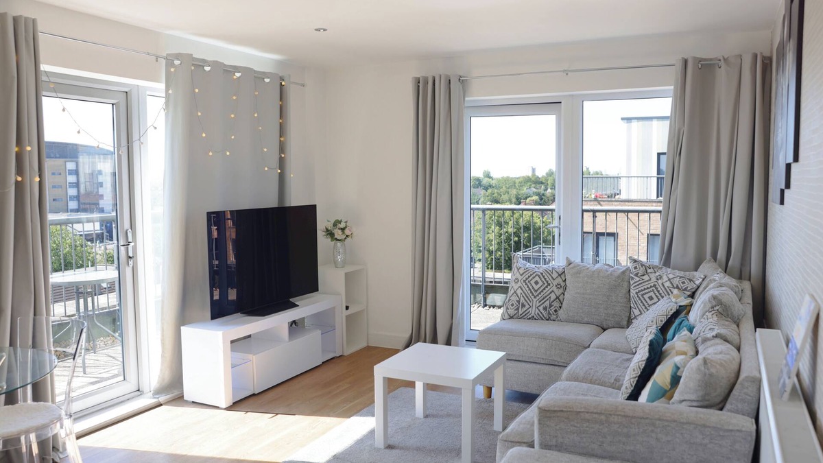 Brooklands Apartment | 2 Bed Penthouse near Romford Station with Free Parking