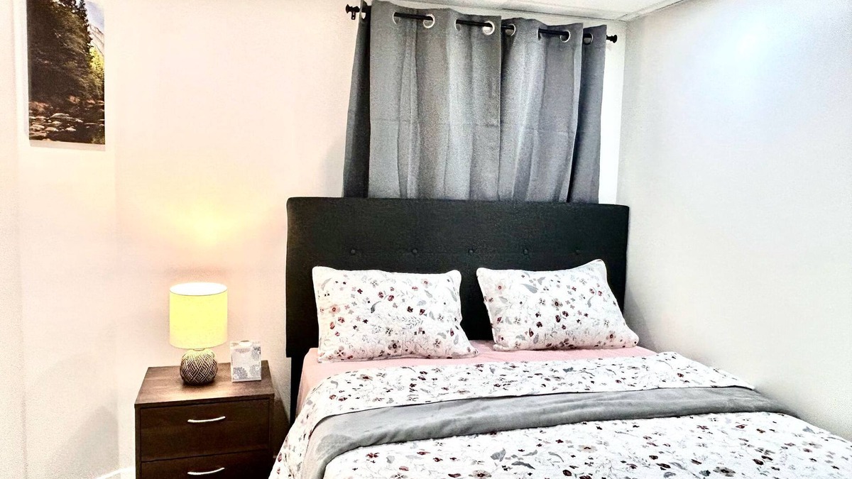 Transcona Apartment | 2 Bed rooms|Private entrance|Free Parking|Self-Check-in into our Upscale Haven.