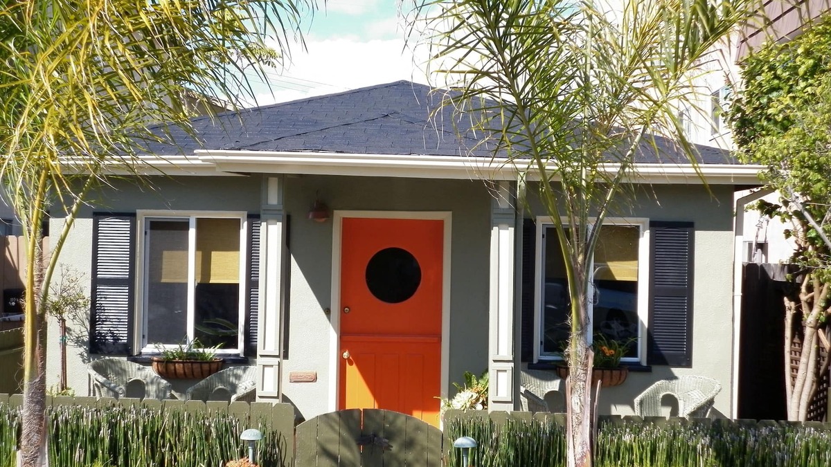 Old Towne House | "2 Bed - STARFISH BUNGALOW.” Summer fun @ the beach 🌊🏖️🏚️ 🌀Steps to the ocean🌀