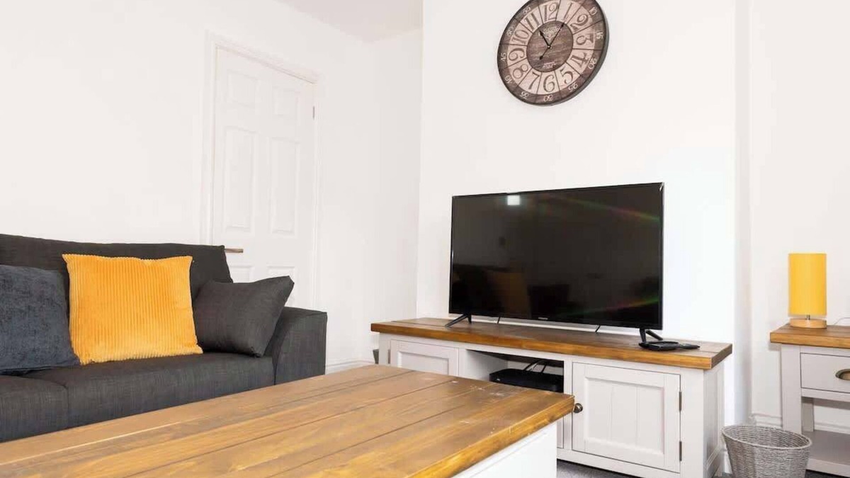 Tamworth House | 2 Bed Town Centre House with Parking in Tamworth