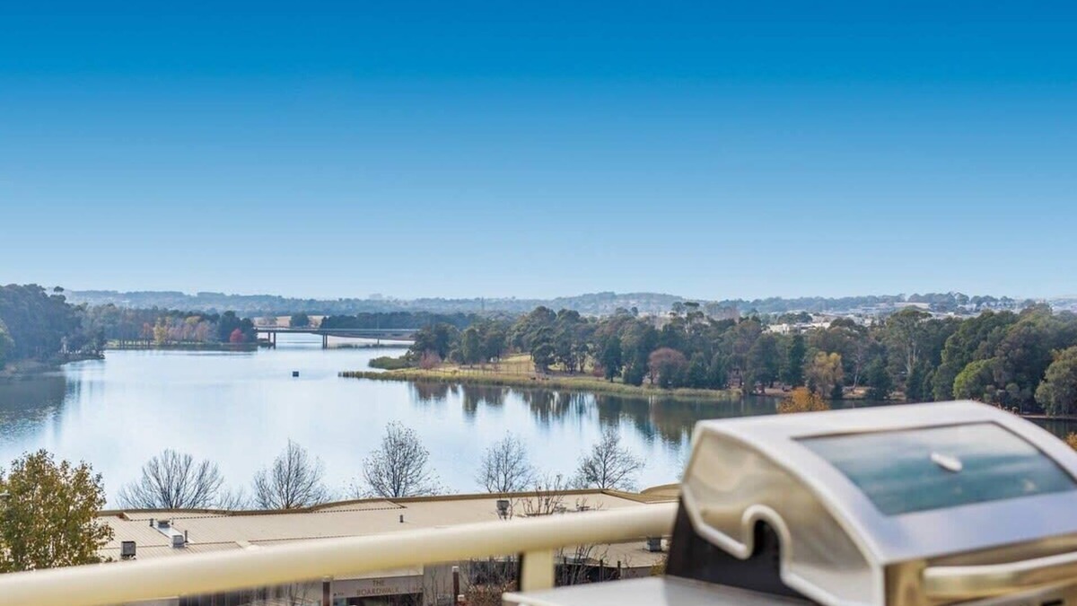 Belconnen Apartment | 2-Bed Unit with Balcony, BBQ & Stunning Lake Views