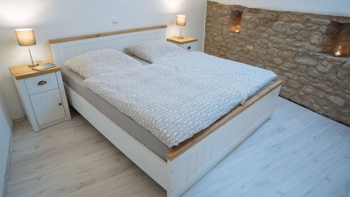 Pelm Apartment | 2-bed vacation apartment no. 3, bath/WC, up to 4 persons - Ferienwohnungen Maijeschhof