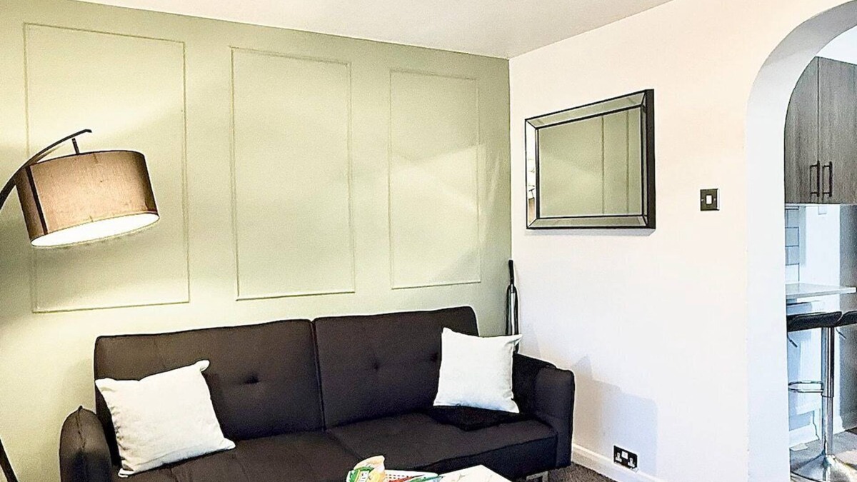 Watford Apartment | 2 bed Watford | Free Parking | Overground