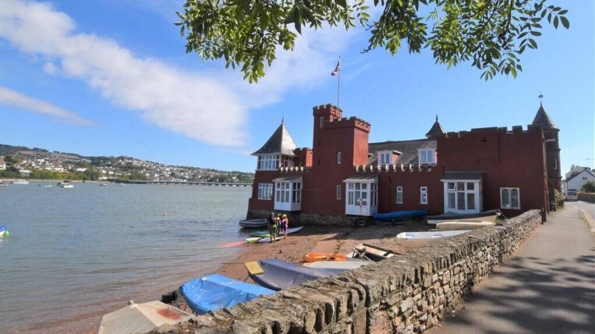 Shaldon House | 2 bed wing ON the beach in historic building. Quaint level seaside village.