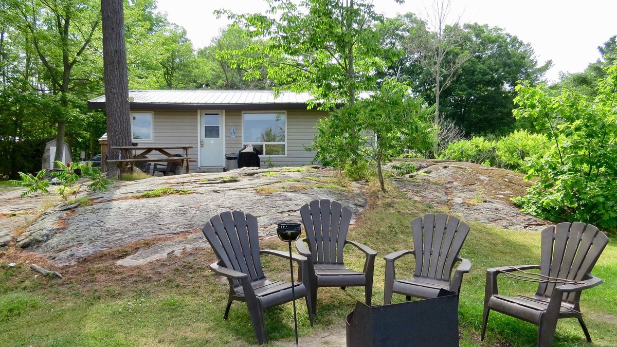 Port Severn Cottage | 2 BEDRM WATERFRONT COTTAGE, CANOE, KAYAKS, WIFI