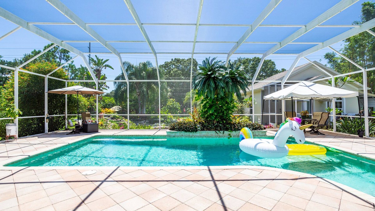 Westchase Cottage | 2 bedroom, 1.5 bath, cottage, close to airport, beaches and attractions