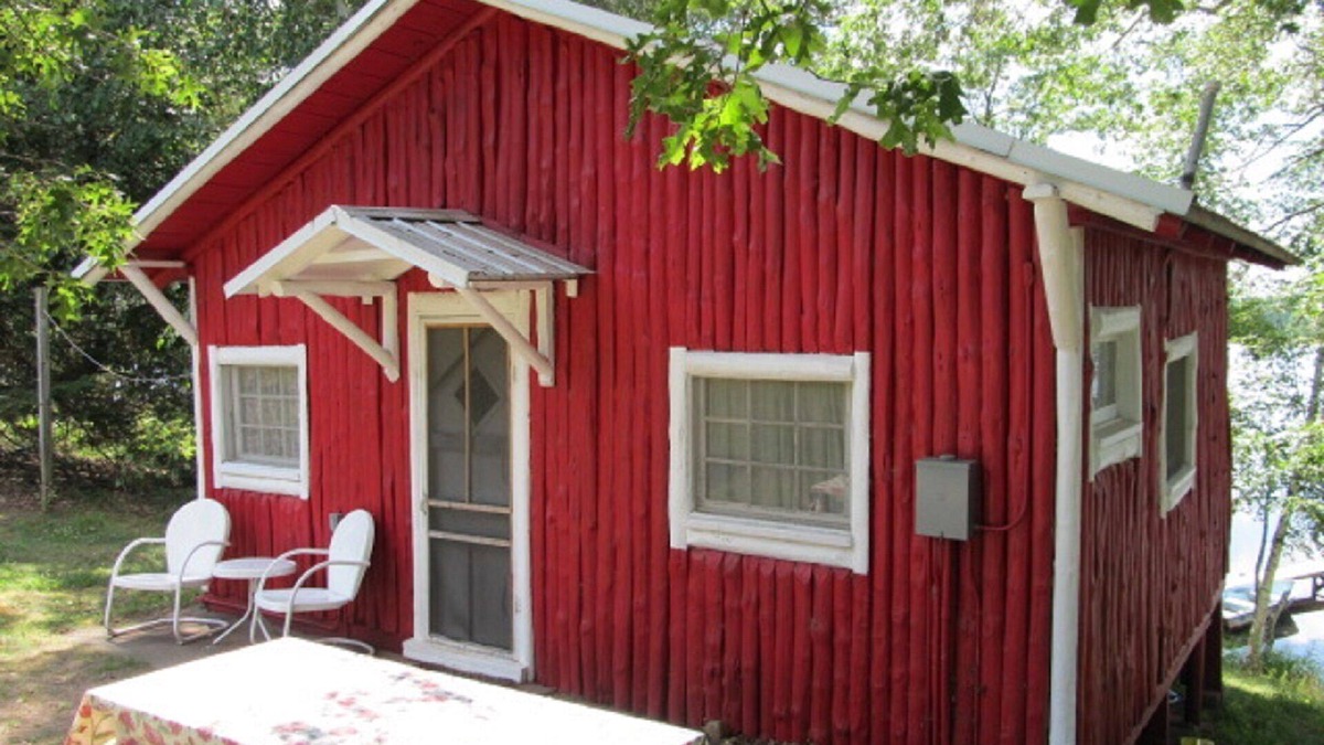 Spooner Cottage | 2 bedroom, 1 bath cabin with bunkhouse on fully recreational lake
